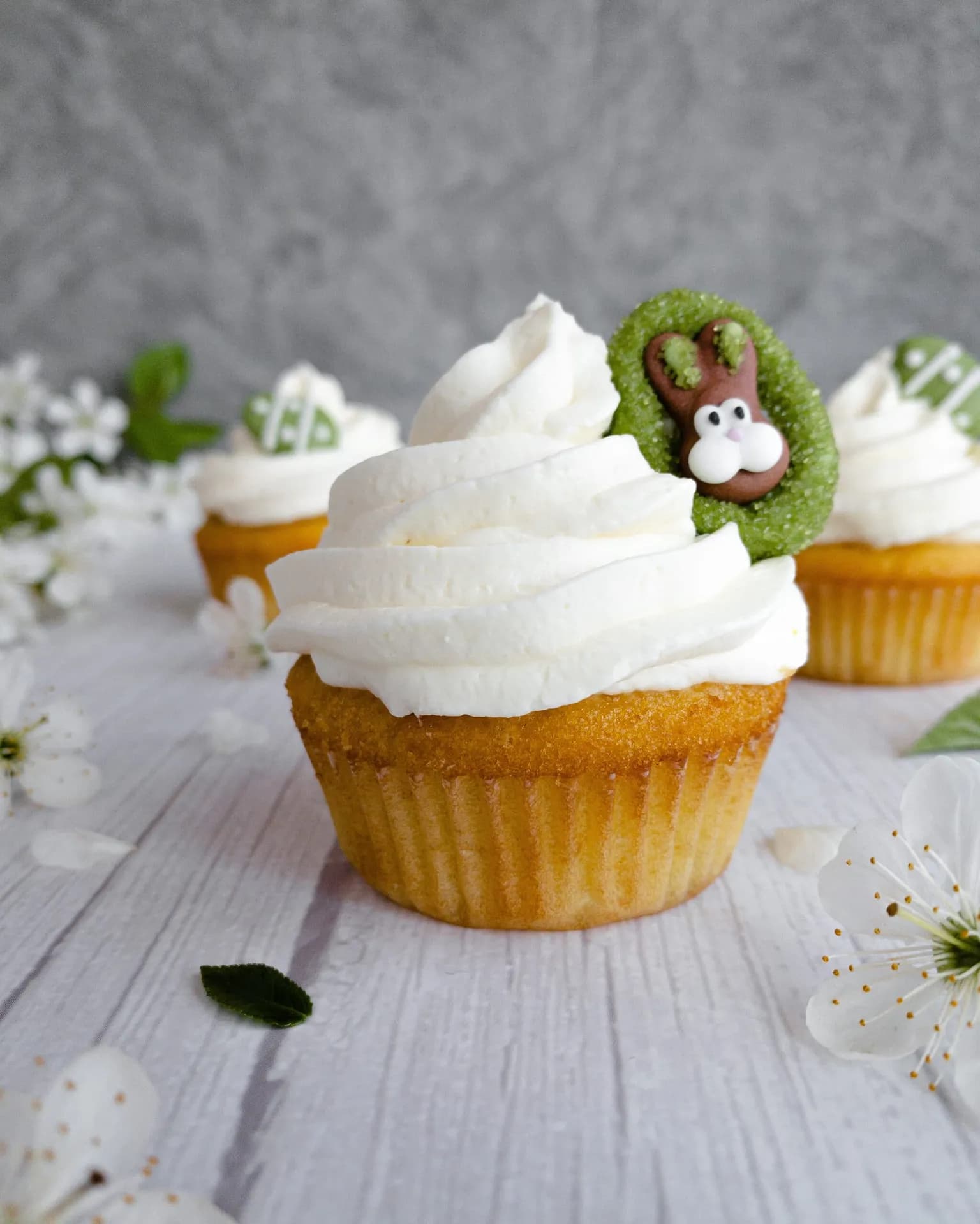 Briose cu sos de zmeura si crema de mascarpone