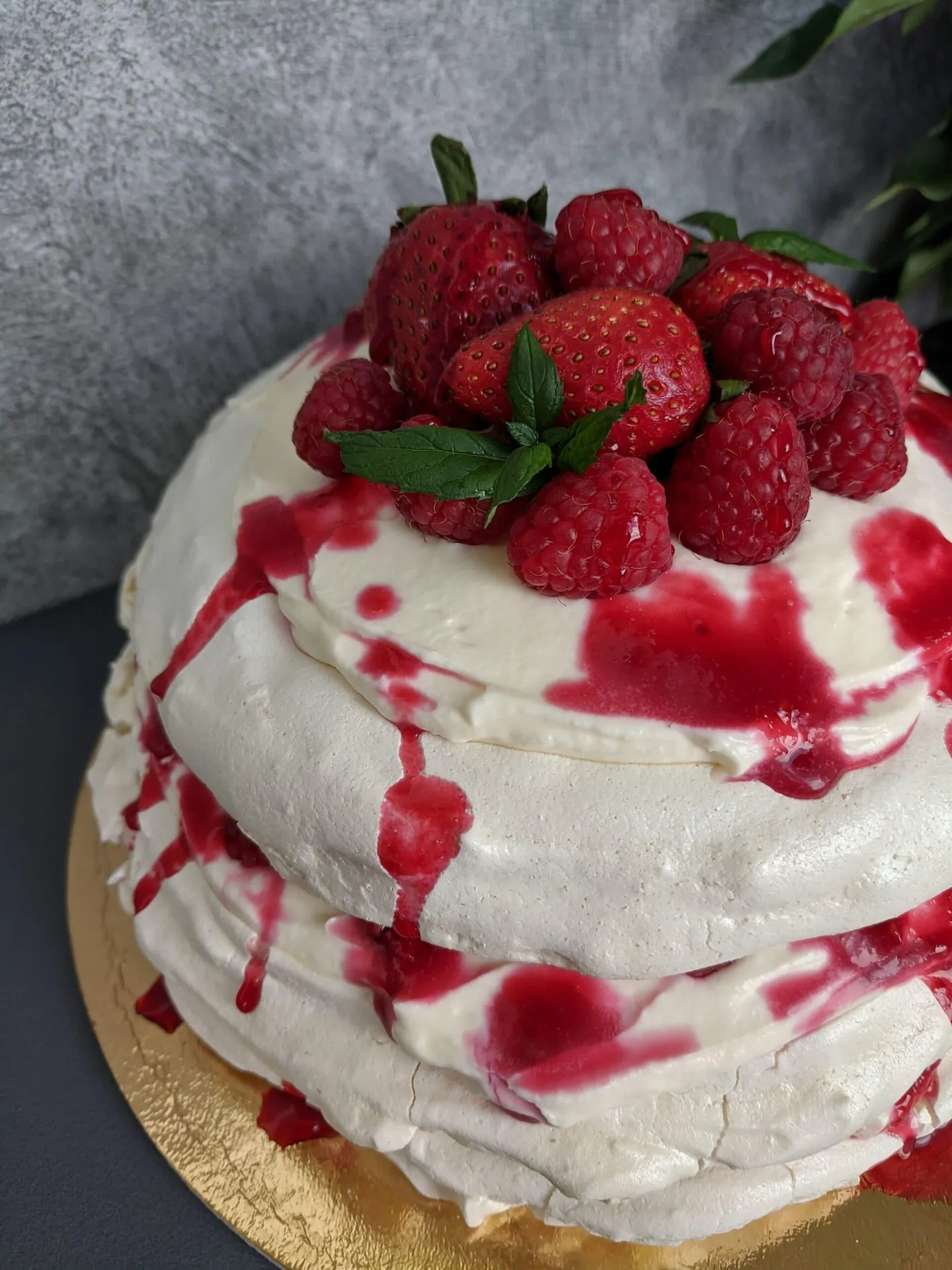 Pavlova cu zmeura si crema de mascarpone