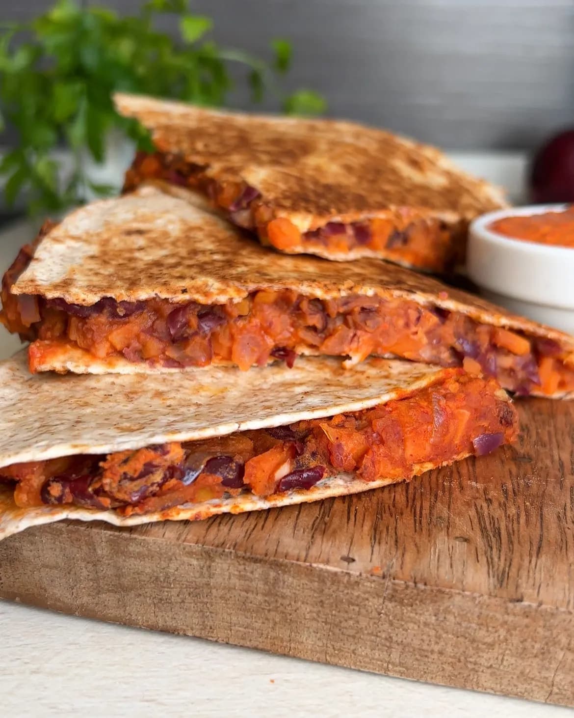Quesadilla cu fasole rosie si sos de ardei copt
