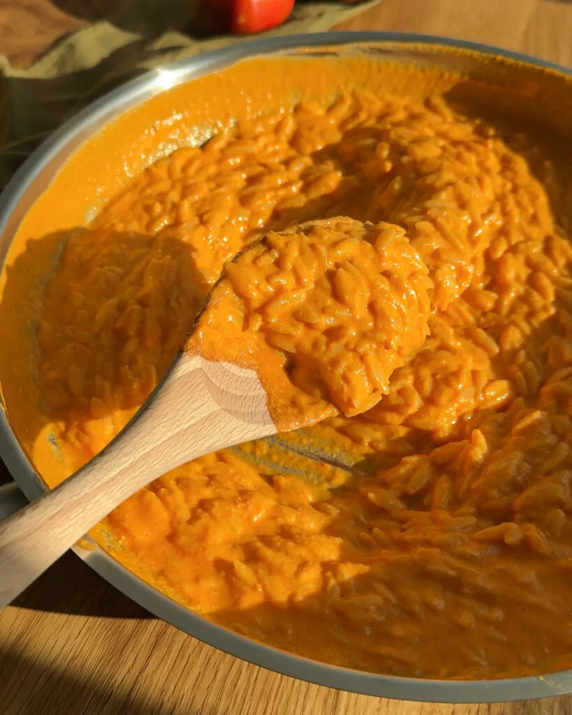 Orzo in sos de ardei copt cu feta