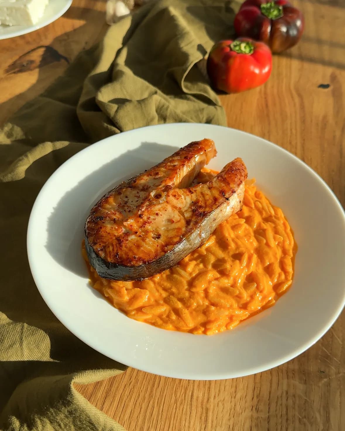 Orzo in sos de ardei copt cu feta