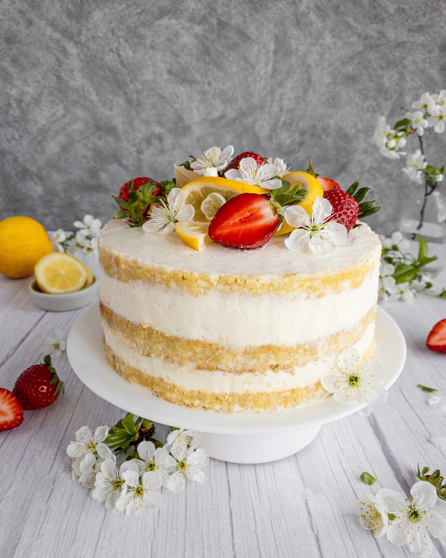 Tort cu lamaie si jeleu de zmeura