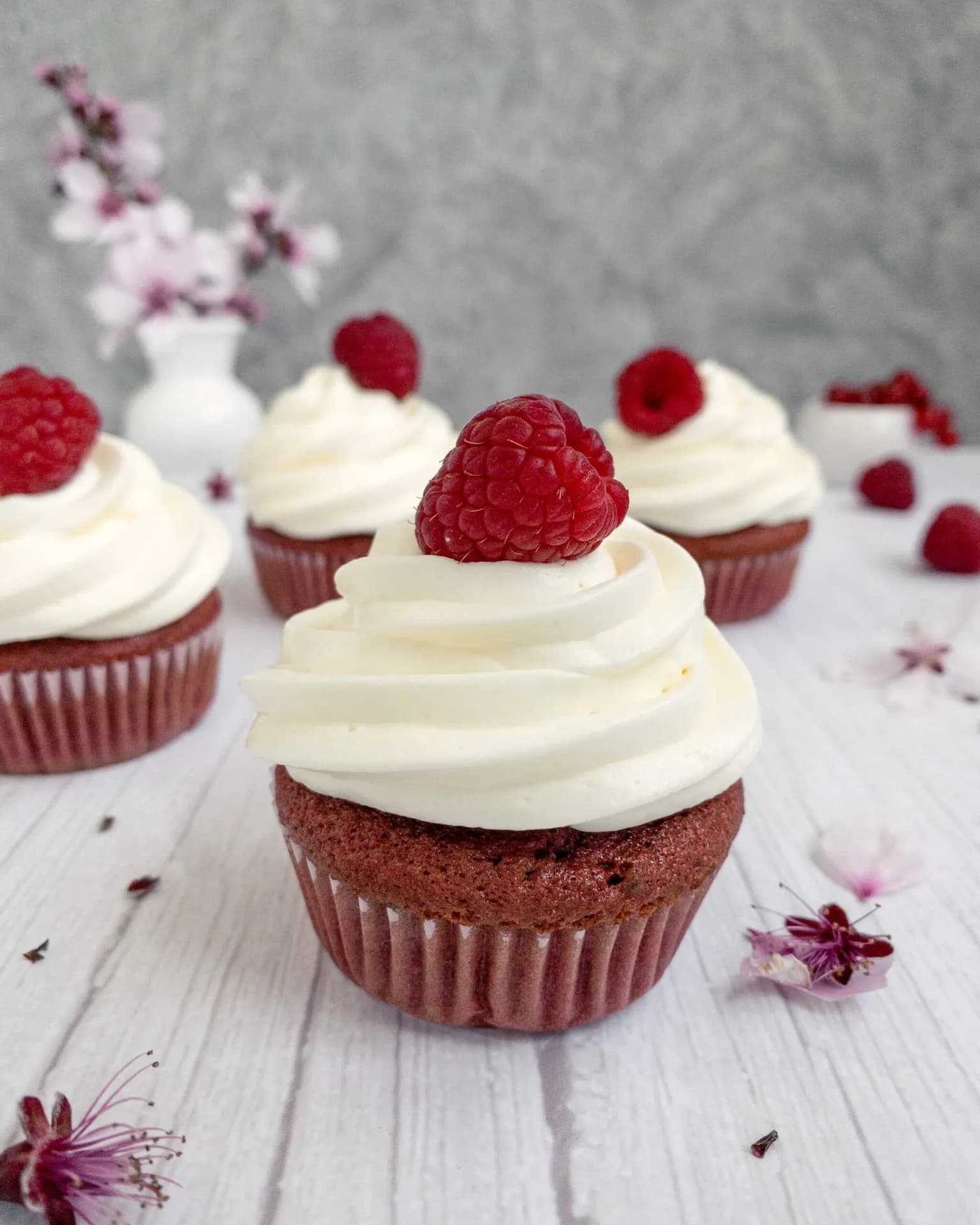 Briose Red Velvet cu crema de branza