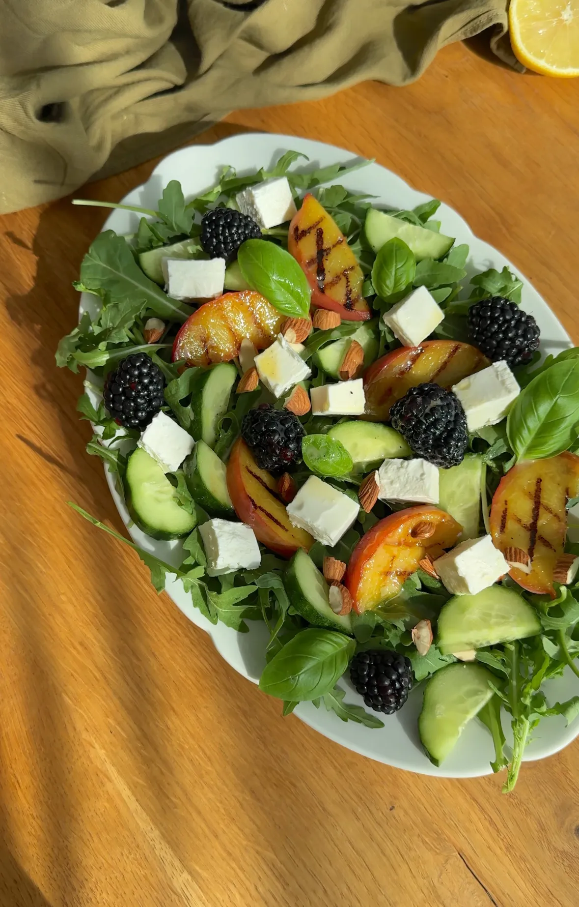 Salata cu piersici si branza